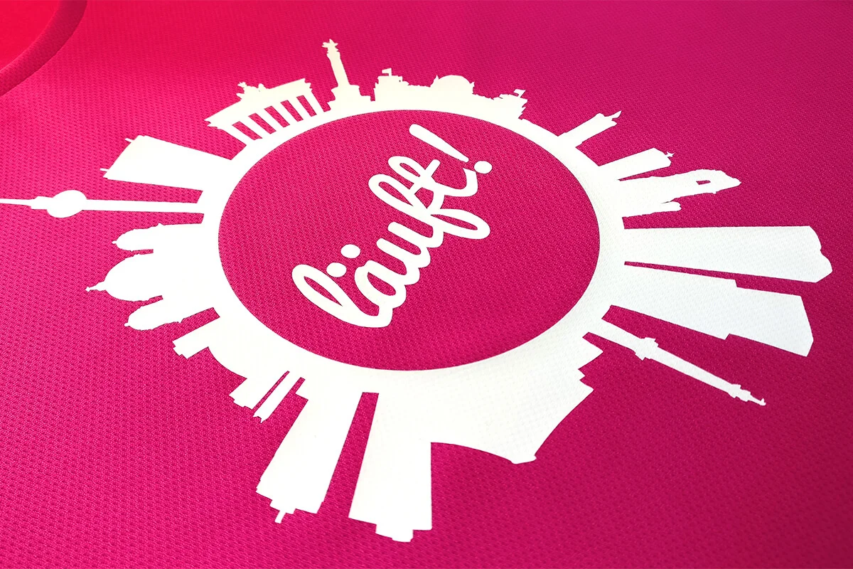 läuft! logo in weiss mit berlin silouetten auf magenta