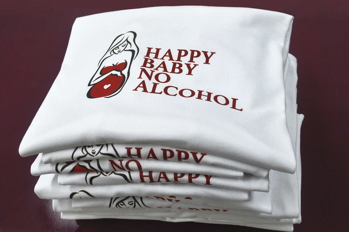 happy baby no alcohol logo auf weissem hintergrund