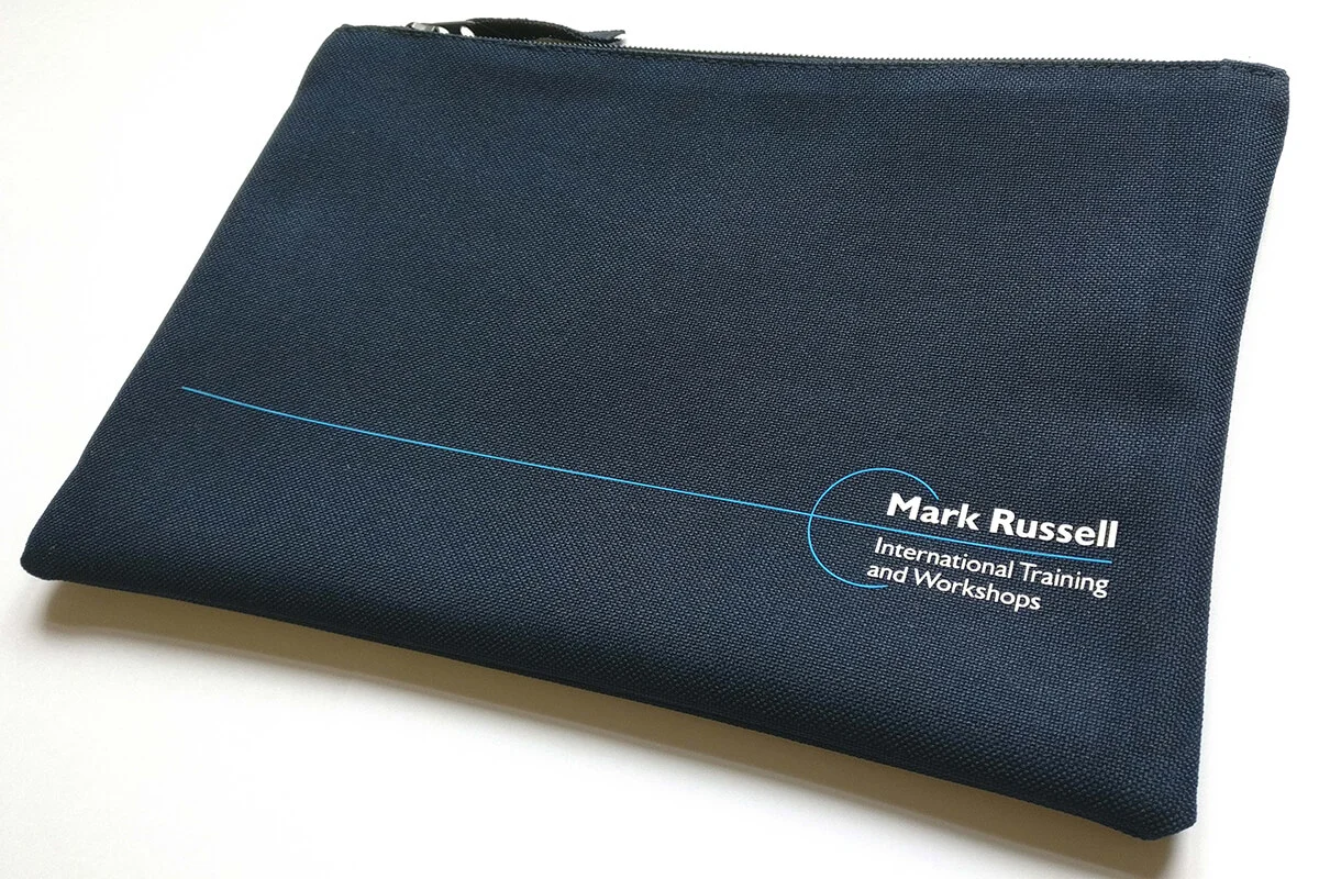 mark russel logo auf laptoptasche