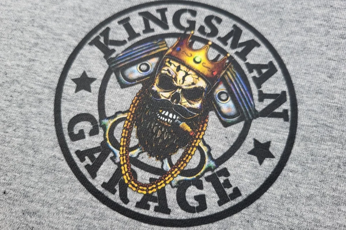 kingsmen garage logo auf grauem hintergrund bedruckt